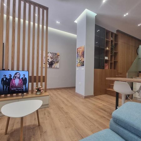 Centrepoint Stylish Apartment Tiranë Bilik gambar